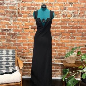 Lulu’s Deep Plunge Gown